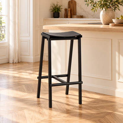Tabouret noir de 75 cm, avec assise incurvée, dans une cuisine lumineuse.