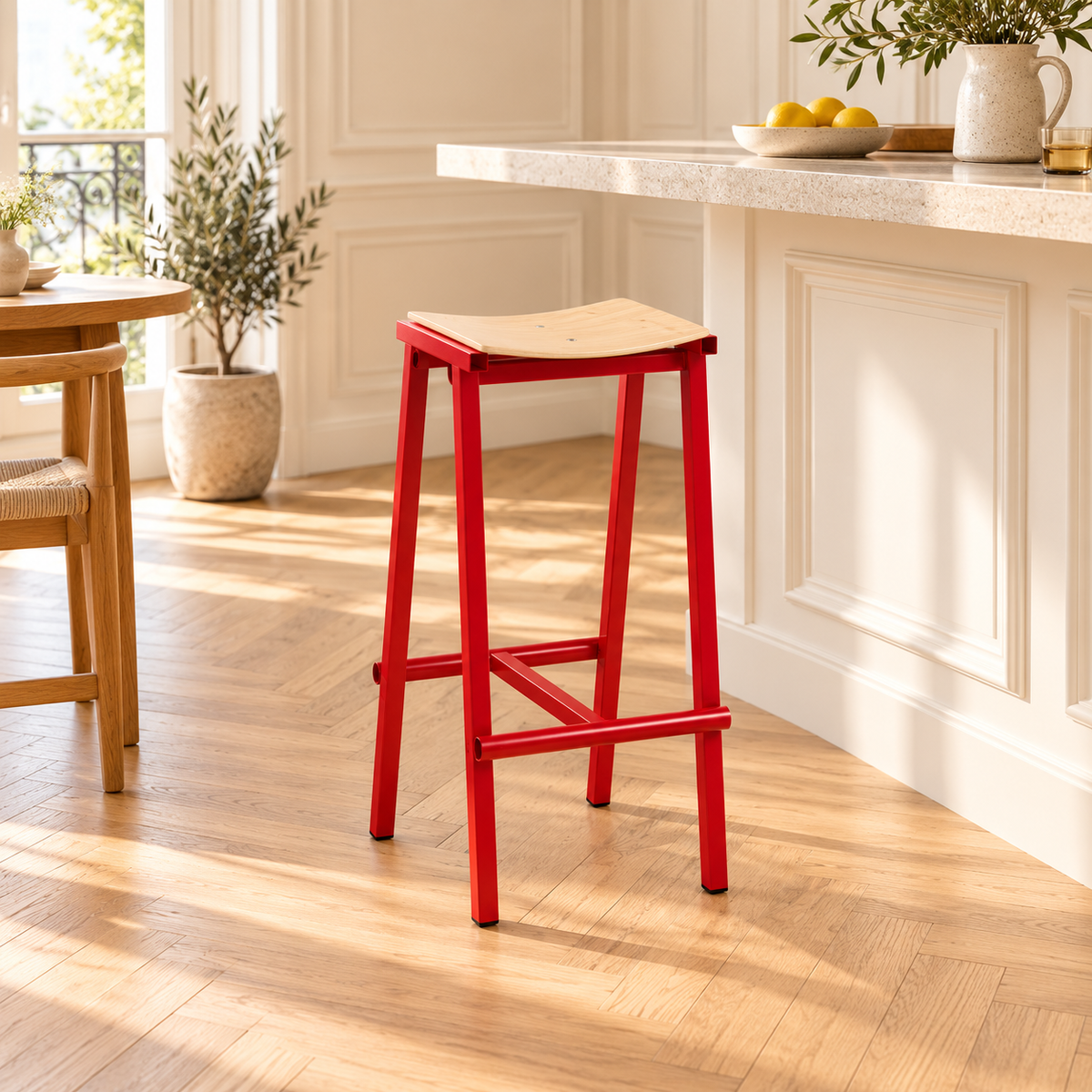 Tabouret rouge de 55 cm, avec assise incurvée, dans une cuisine lumineuse.