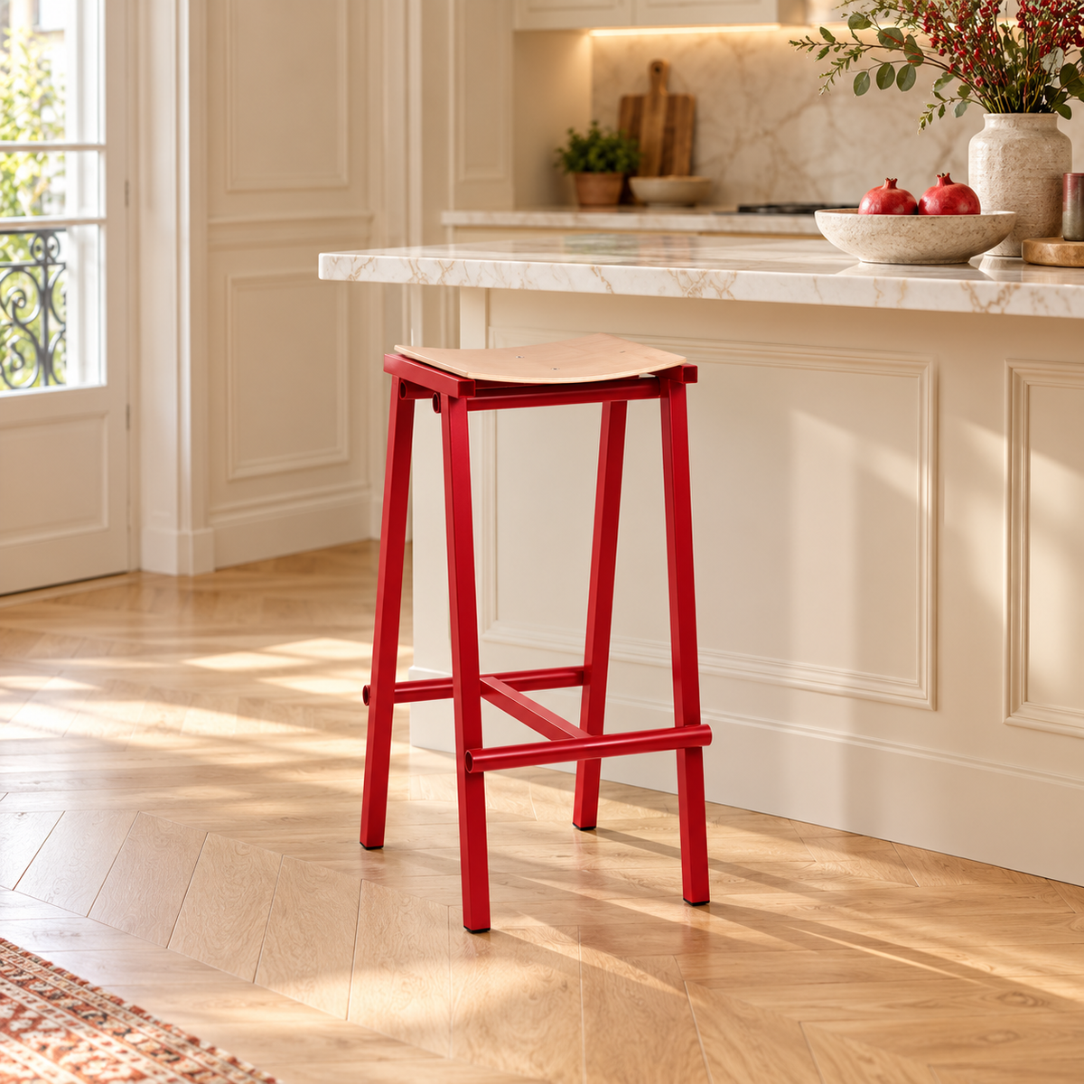Tabouret rouge de 75 cm, avec assise incurvée, dans une cuisine lumineuse.