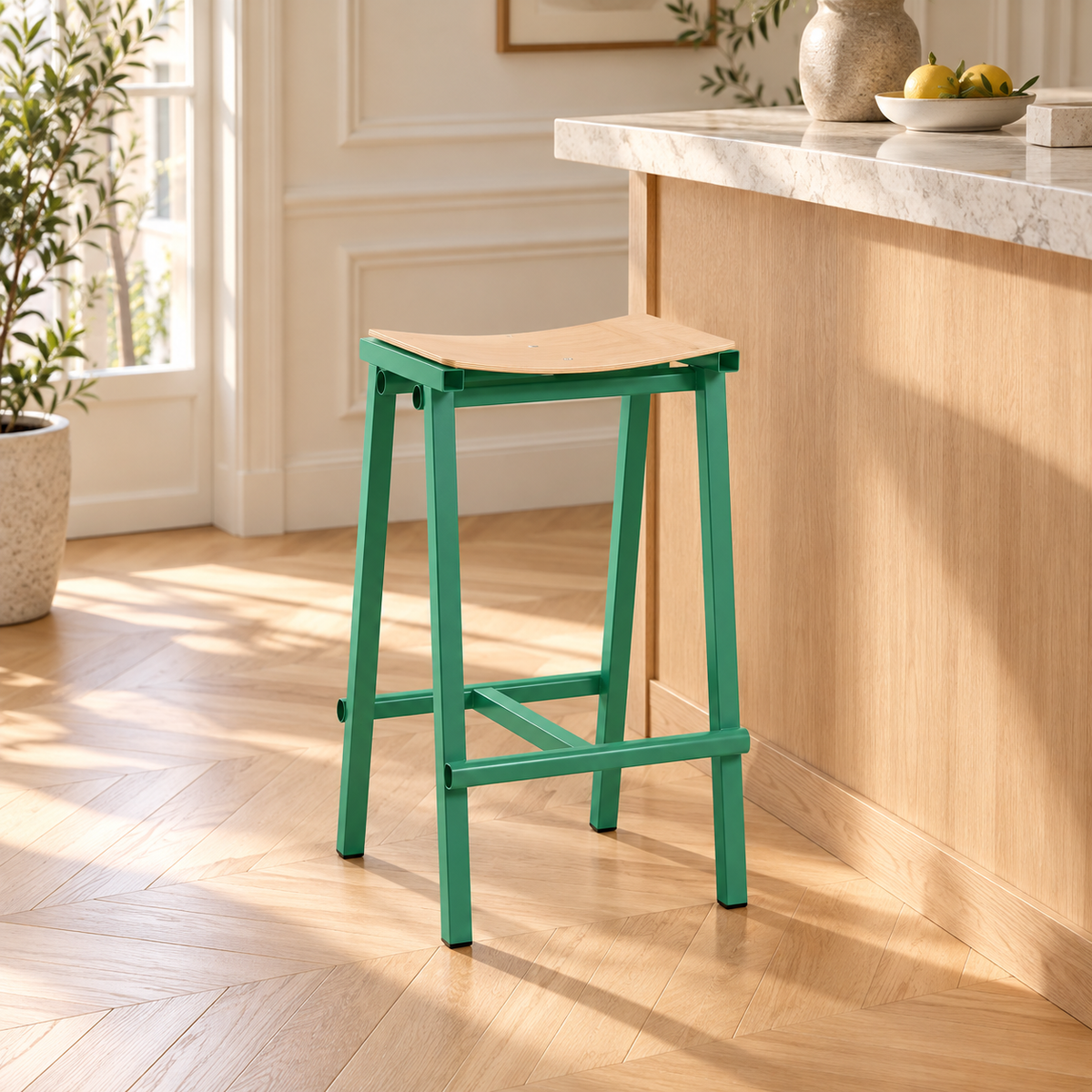 Tabouret vert jade de 55 cm, avec assise incurvée, dans une cuisine lumineuse.