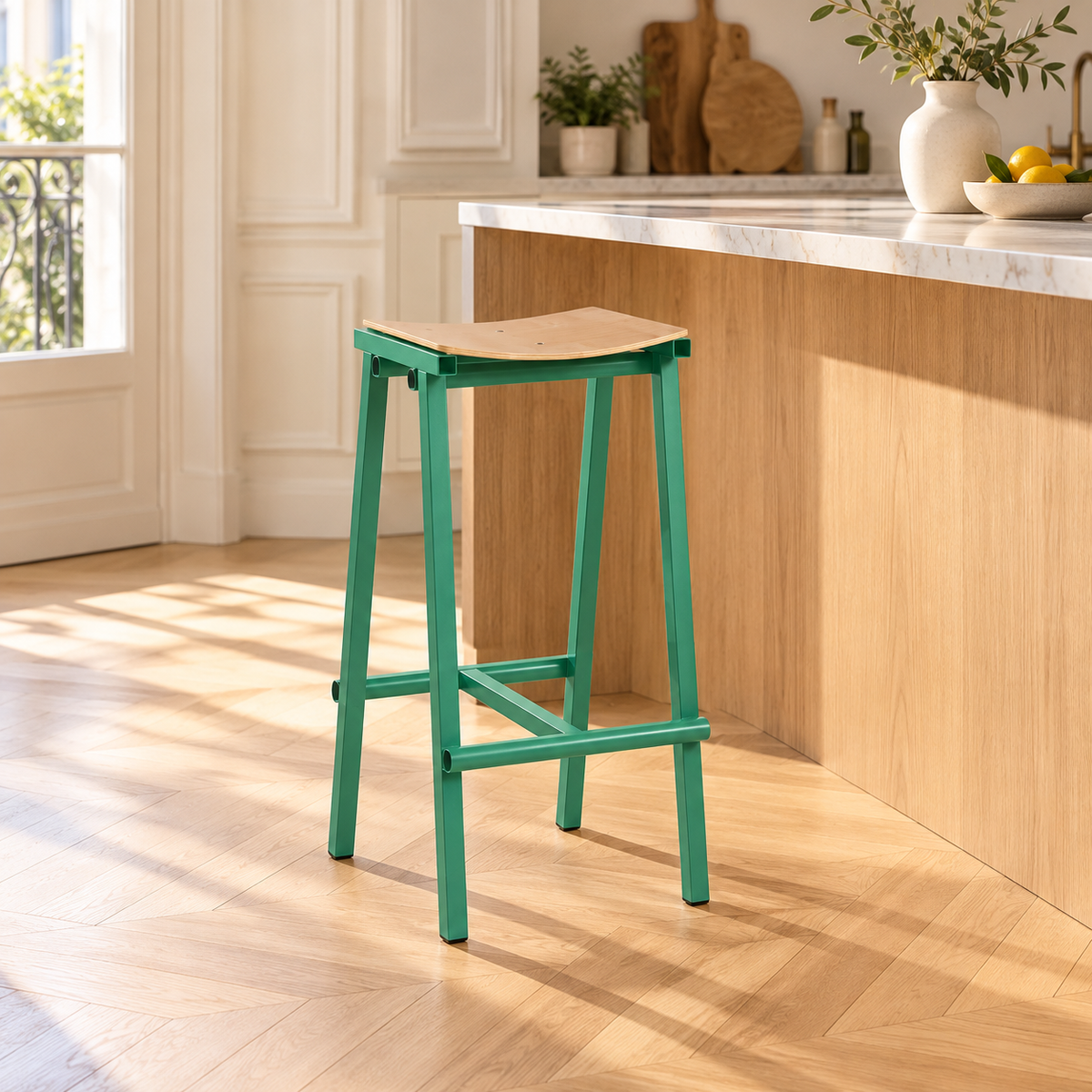 Tabouret vert jade de 65 cm, avec assise incurvée, dans une cuisine lumineuse.