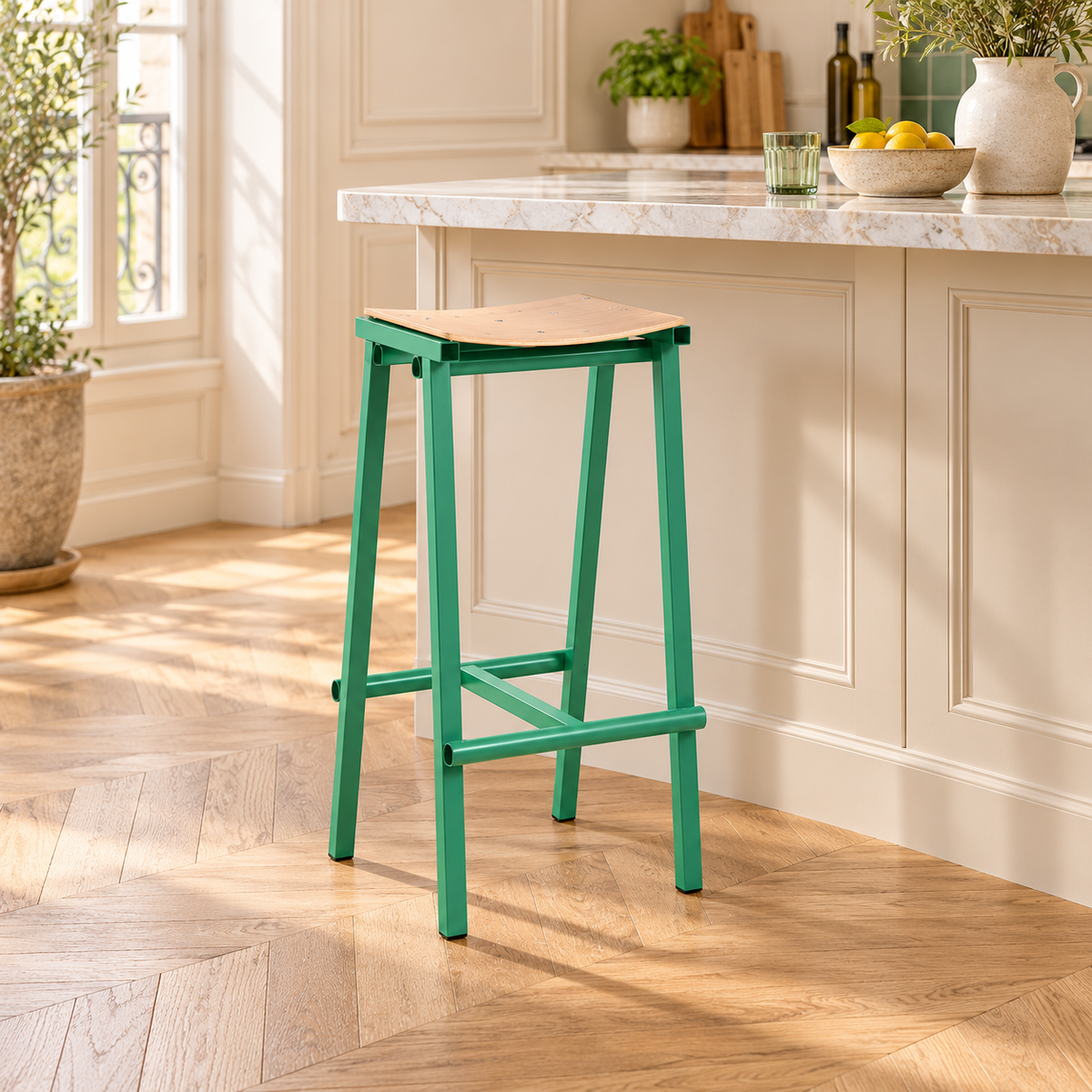 Tabouret vert jade de 75 cm, avec assise incurvée, dans une cuisine lumineuse.