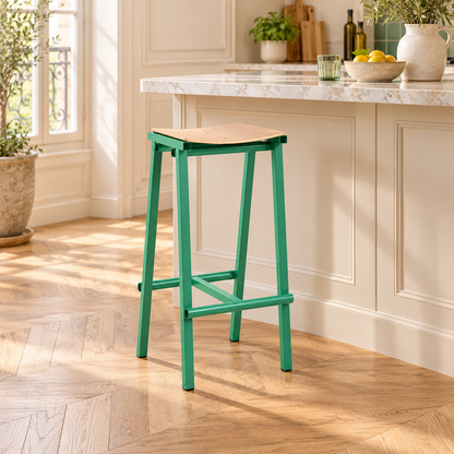 Tabouret vert jade de 75 cm, avec assise incurvée, dans une cuisine lumineuse.