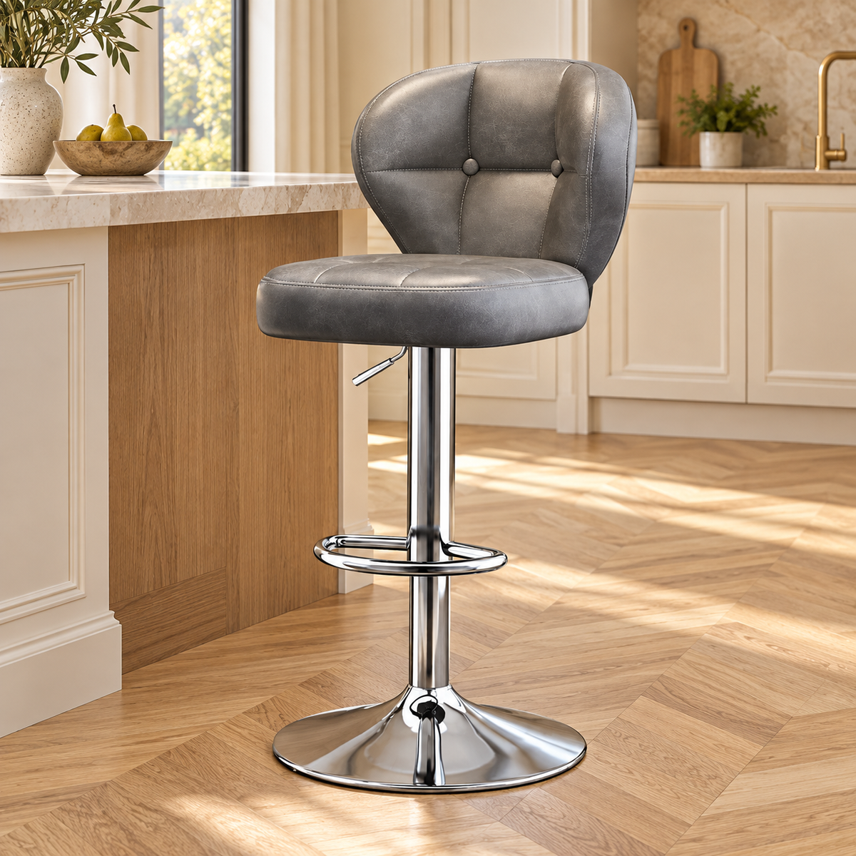 Tabouret vintage gris chrome repose pieds, dans une cuisine lumineuse.