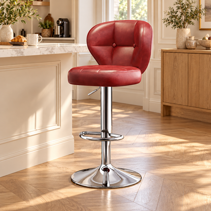 Tabouret vintage rouge capitonné près d’un comptoir dans une cuisine chaleureuse.