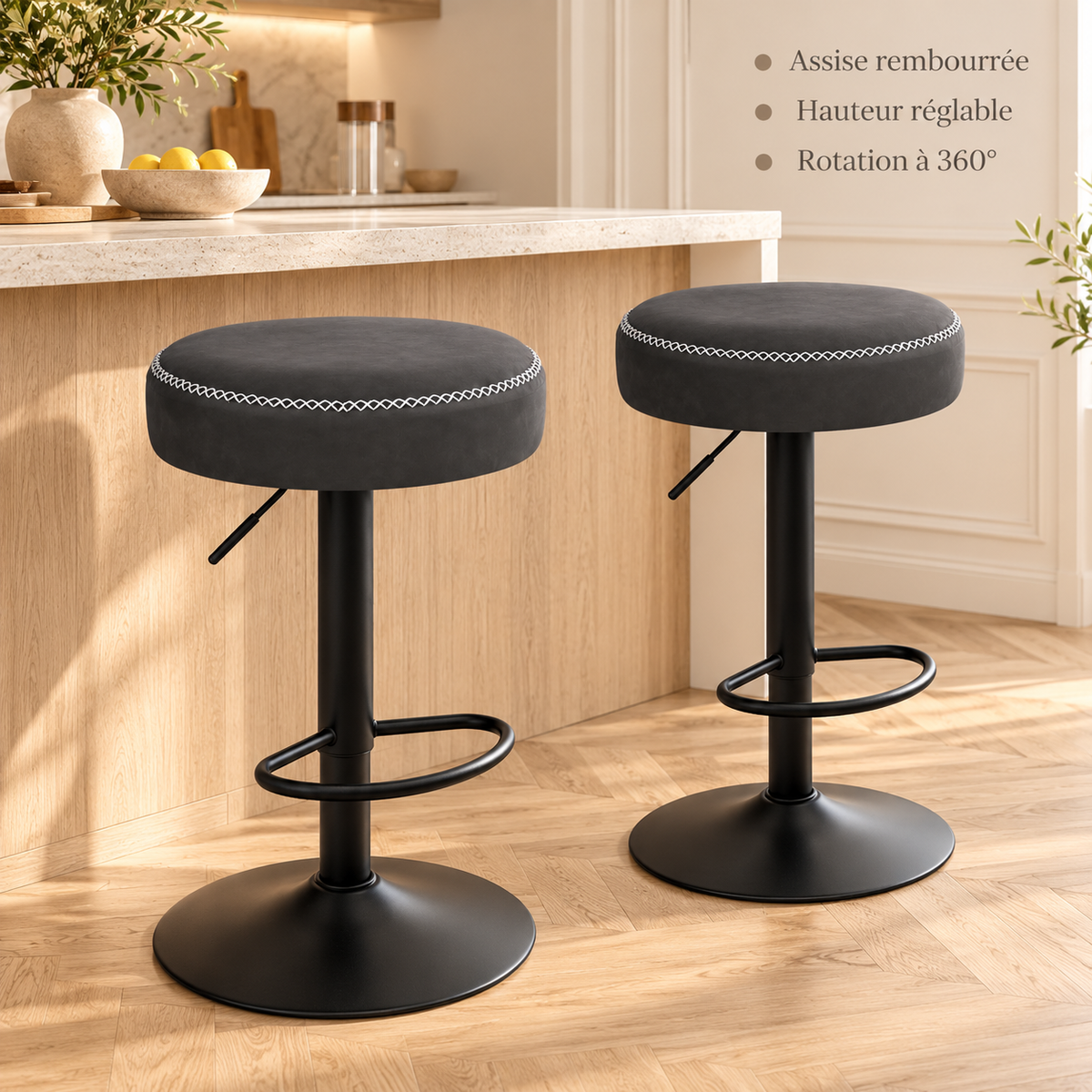 Tabourets anthracite en cuisine : assise rembourrée, hauteur réglable et rotation à 360°.