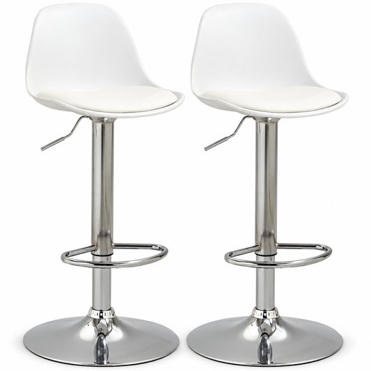 Lot de deux tabourets de bar blancs à coque et coussin, pied chromé réglable et repose-pieds circulaire sur fond blanc.