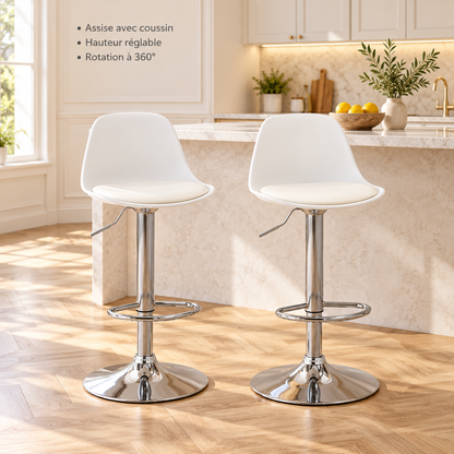 Tabourets de bar blancs en cuisine : assise avec coussin, hauteur réglable et rotation à 360°.