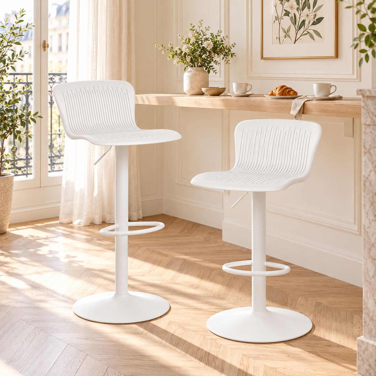 Deux tabourets blancs à dossier ajouré dans un coin petit-déjeuner lumineux avec parquet en chevrons.