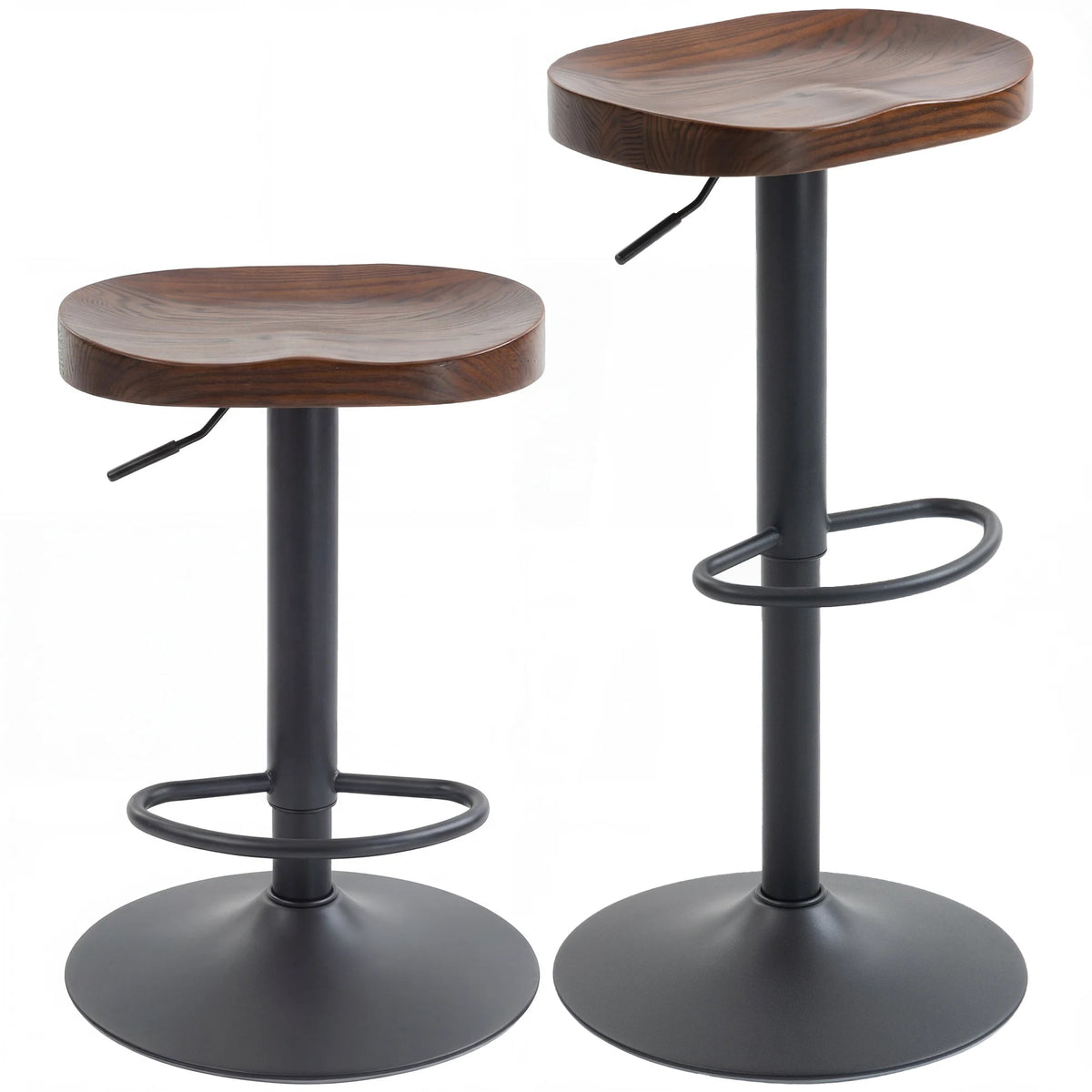 Lot de deux tabourets de bar en bois d’orme à assise incurvée et pied noir réglable sur fond blanc.