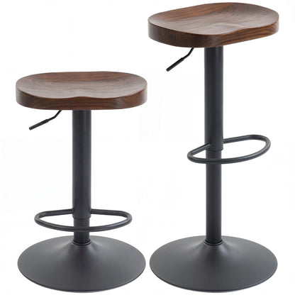 Lot de deux tabourets de bar en bois d’orme à assise incurvée et pied noir réglable sur fond blanc.