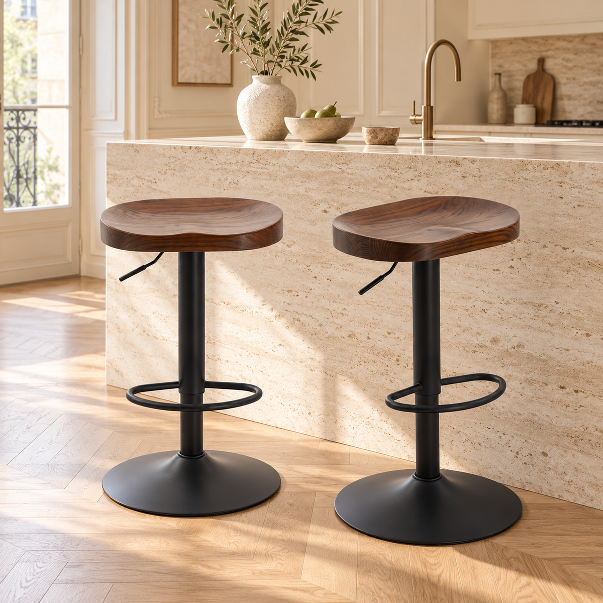 Deux tabourets de bar en bois et métal noir devant un îlot en travertin dans une cuisine lumineuse.