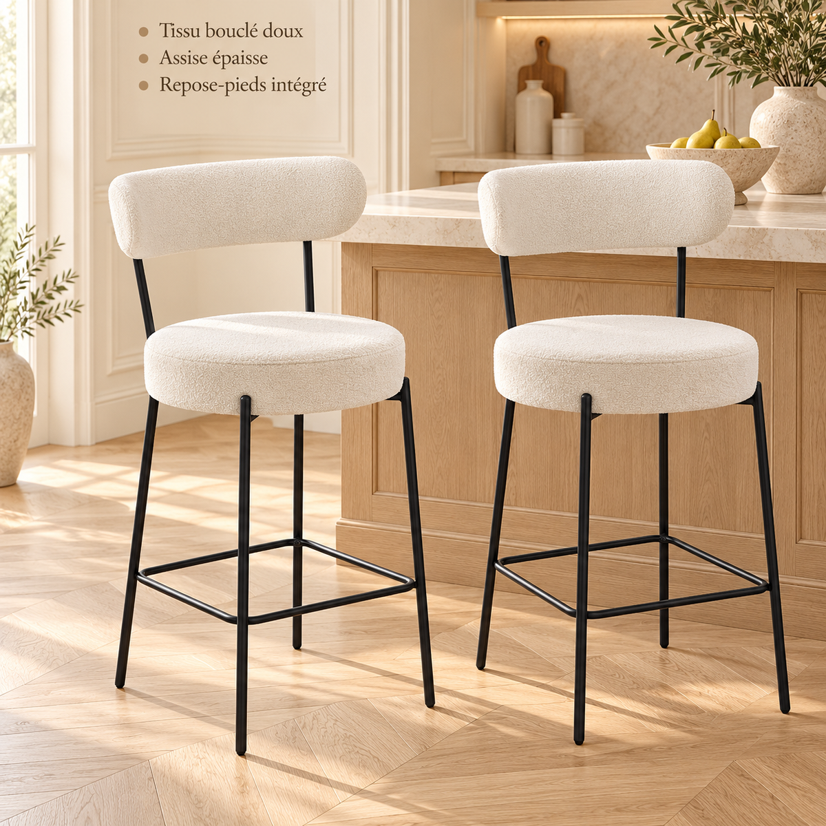 Tabourets bouclés crème en cuisine : tissu bouclé doux, assise épaisse et repose-pieds intégré.