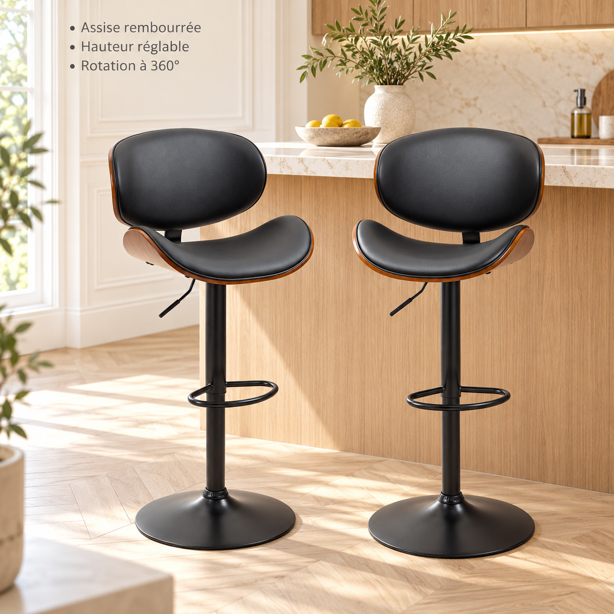 Tabourets de bar noirs et bois en cuisine : assise rembourrée, hauteur réglable et rotation à 360°.