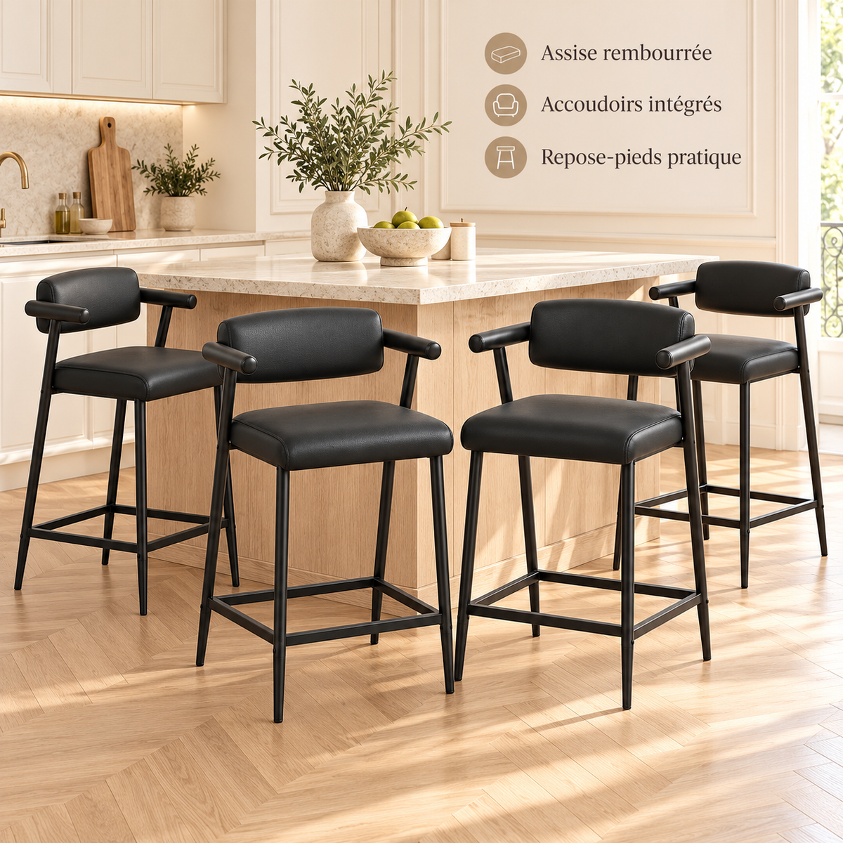 Lot de quatre tabourets noirs en cuisine : assise rembourrée, accoudoirs intégrés et repose-pieds.
