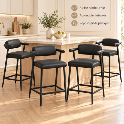 Lot de quatre tabourets noirs en cuisine : assise rembourrée, accoudoirs intégrés et repose-pieds.