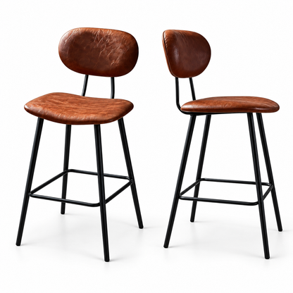 Lot de deux tabourets de bar marron à dossier ovale, quatre pieds noirs fins et repose-pieds sur fond blanc.