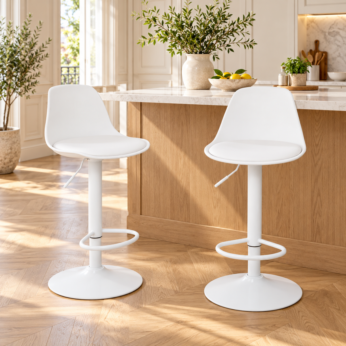 Lot de deux tabourets blancs avec dossier, coussin et piètement blanc en situation