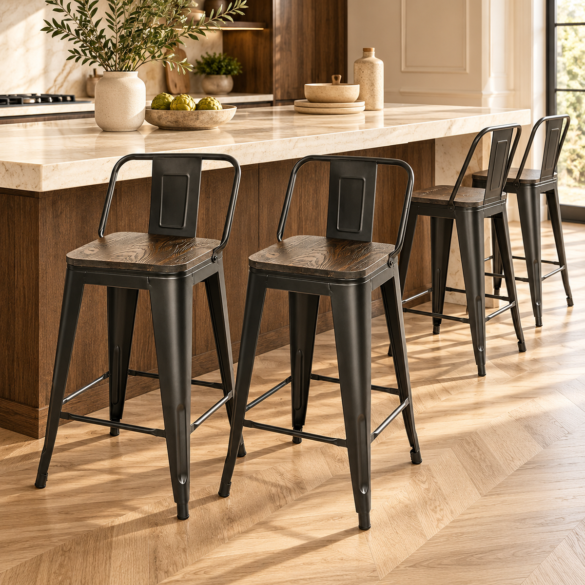 Quatre tabourets de bar industriels noirs avec assise effet bois devant un comptoir dans une cuisine chaleureuse à parquet clair en chevrons.