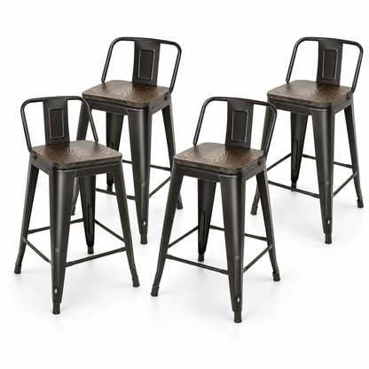 Lot de quatre tabourets de bar industriels noirs avec assise effet bois et dossier bas sur fond blanc.