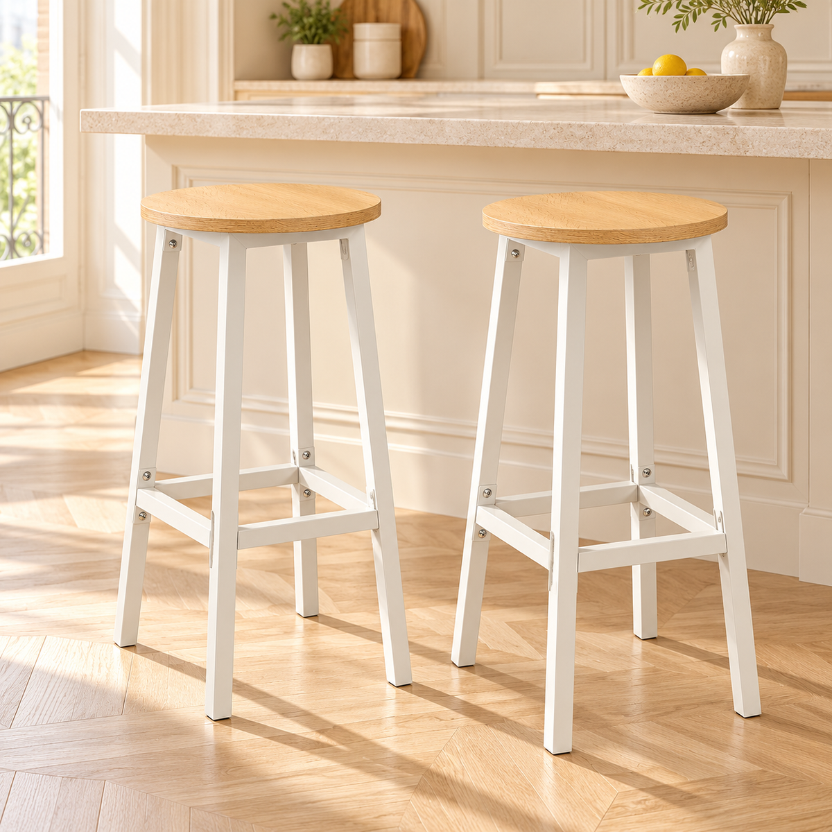 Variante chêne doré et blanc : deux tabourets industriels à assise ronde dans une cuisine claire.