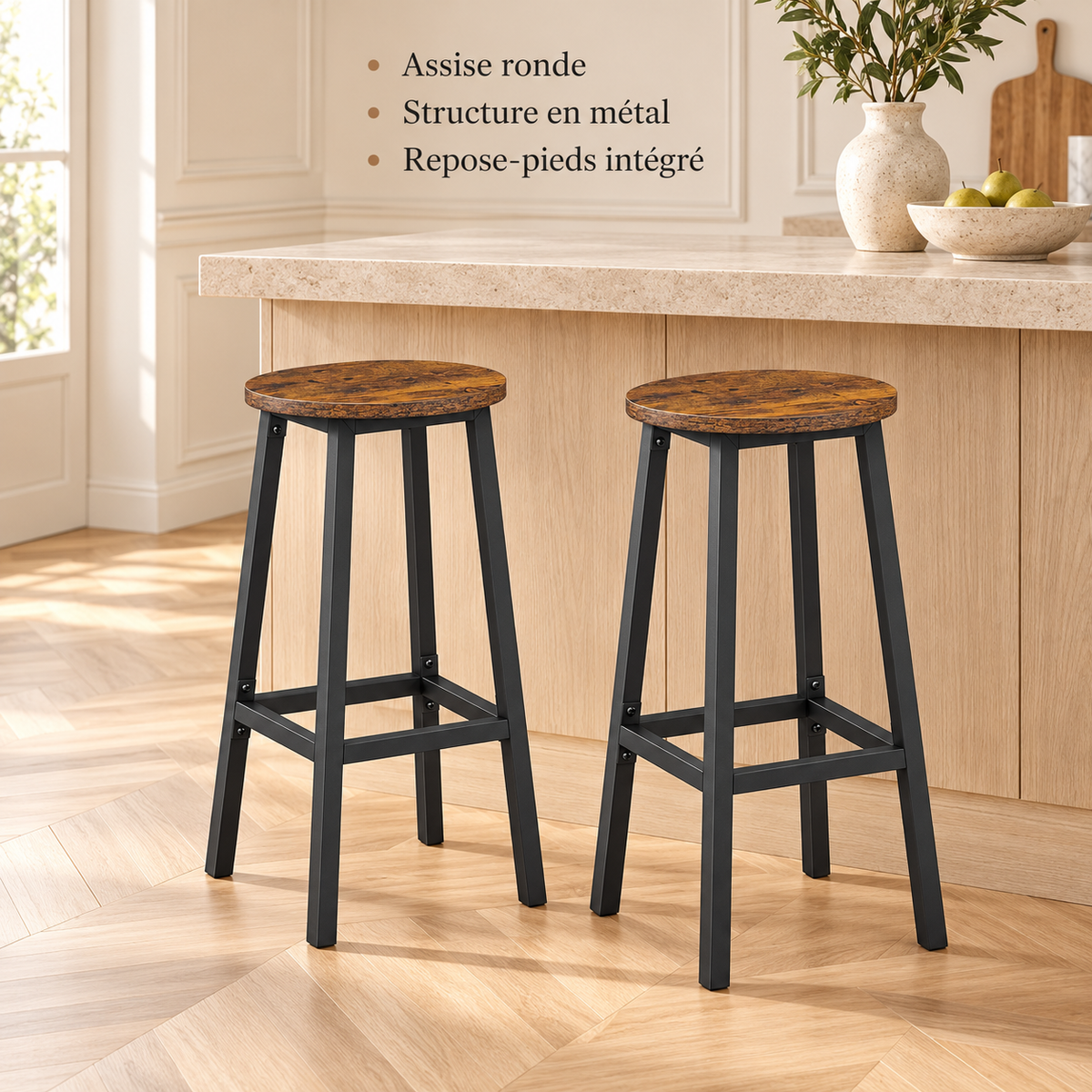 Tabourets industriels en cuisine : assise ronde, structure en métal et repose-pieds intégré.