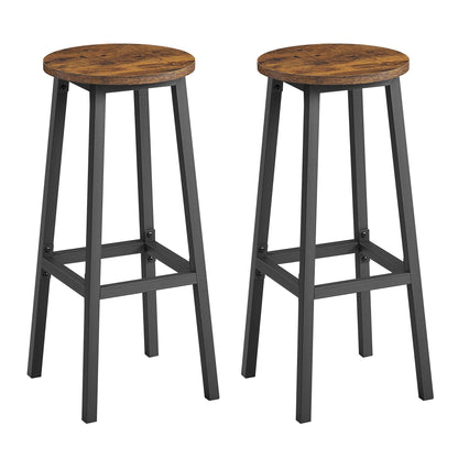 Deux tabourets industriels à assise ronde marron rustique et pieds noirs sur fond blanc.