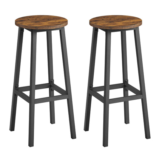 Deux tabourets industriels à assise ronde marron rustique et pieds noirs sur fond blanc.