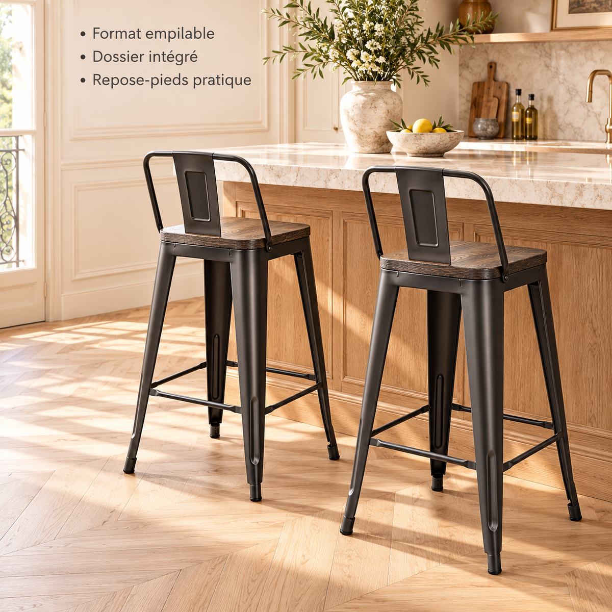 Tabourets de bar industriels noirs en cuisine : format empilable, dossier intégré et repose-pieds pratique.