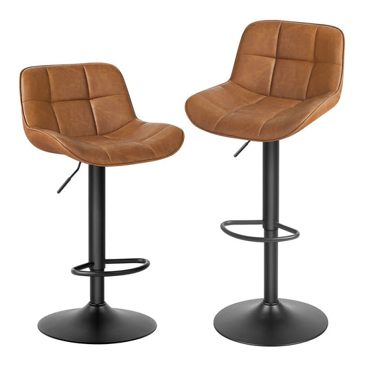 Deux tabourets marron à dossier matelassé et pied noir sur fond blanc.