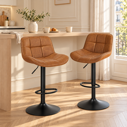 Deux tabourets marron à dossier matelassé dans un coin petit-déjeuner lumineux.