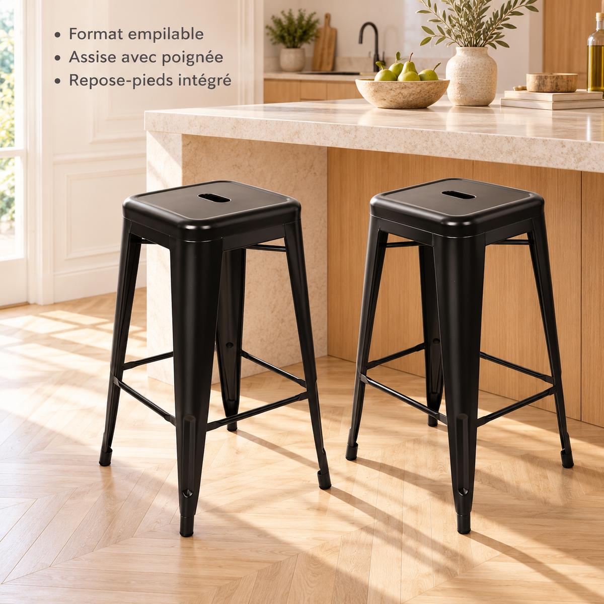 Tabourets métalliques noirs en cuisine : format empilable, assise avec poignée et repose-pieds intégré.