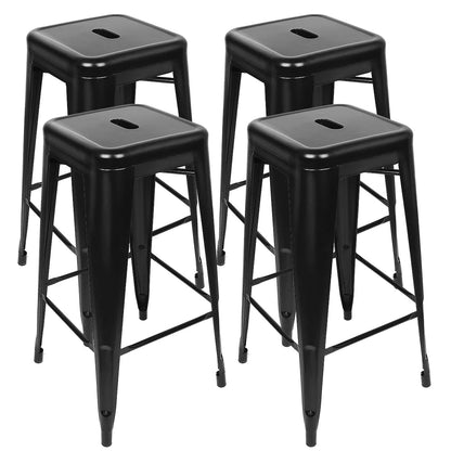 Lot de quatre tabourets de bar noirs en métal empilables, avec assise carrée à poignée et repose-pieds, sur fond blanc.