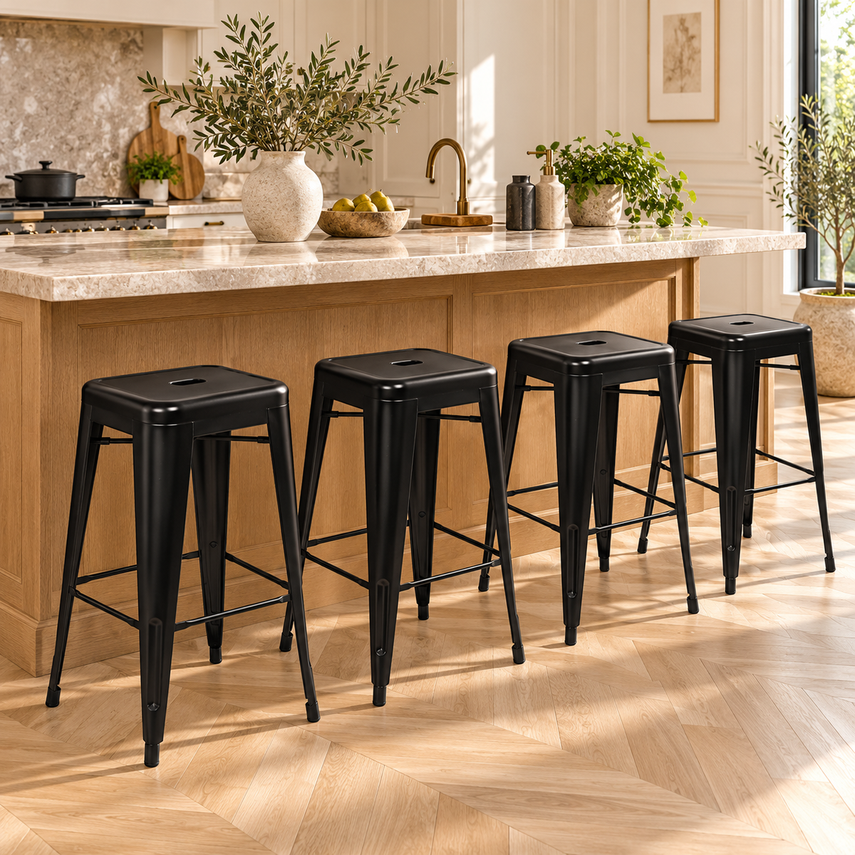 Quatre tabourets de bar noirs en métal devant un comptoir en pierre et bois dans une cuisine lumineuse.