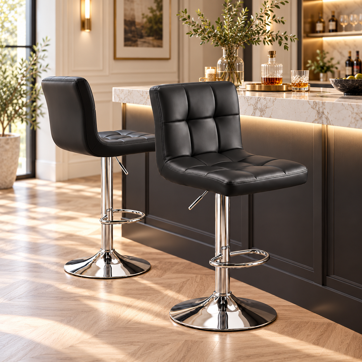 Deux tabourets de bar noirs réglables en similicuir installés devant un îlot de cuisine moderne et lumineux.