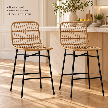 Tabourets tressés naturels en cuisine : dossier tressé, structure en acier et repose-pieds intégré.