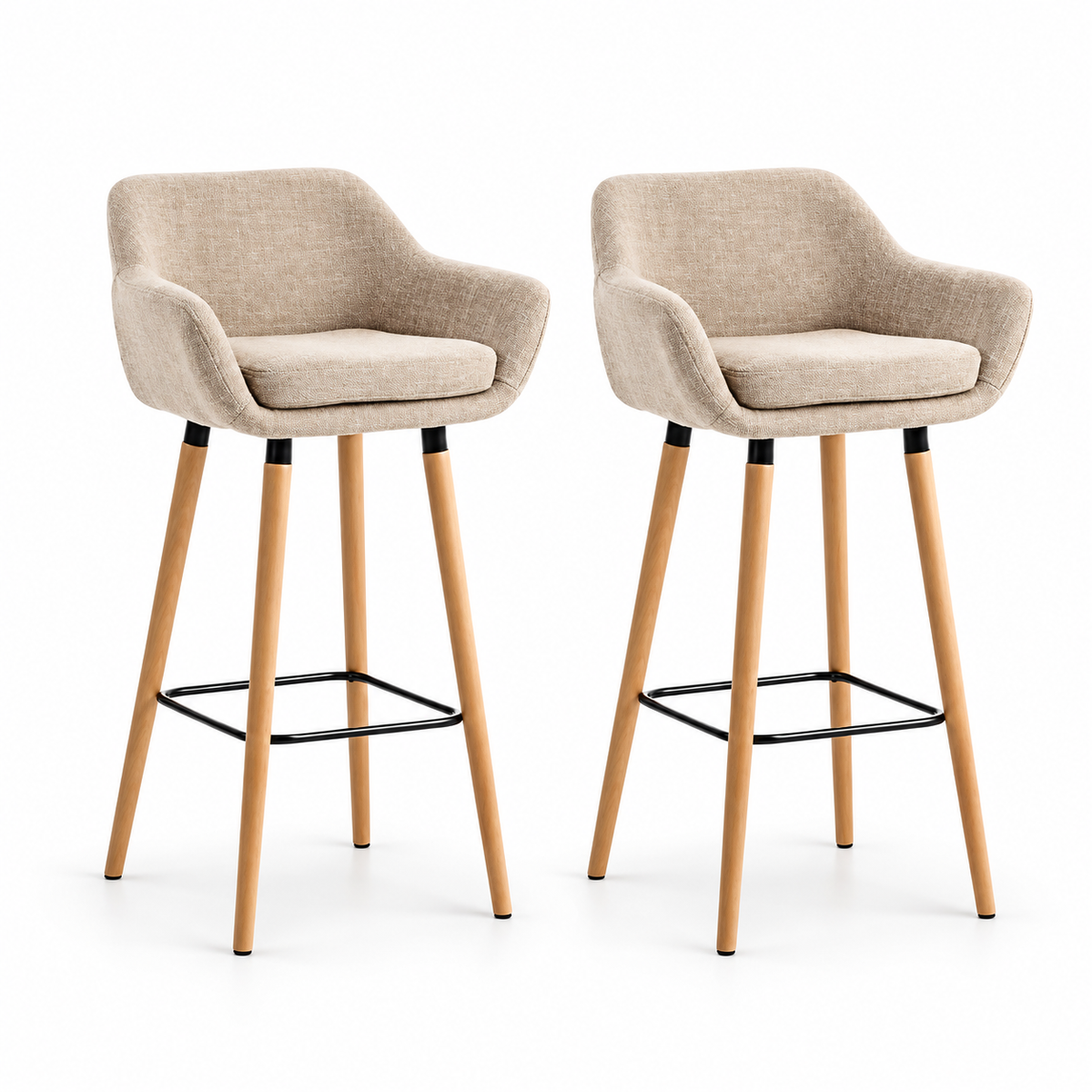 Lot de deux tabourets de bar scandinaves beiges à accoudoirs sur fond blanc.