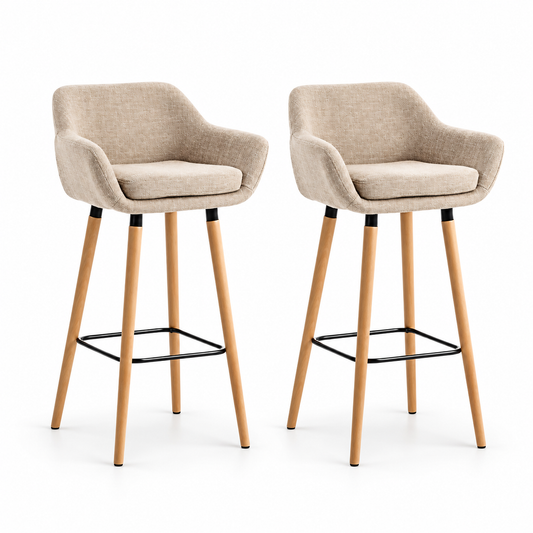 Lot de deux tabourets de bar scandinaves beiges à accoudoirs sur fond blanc.