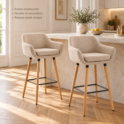 Deux tabourets de bar scandinaves beiges en cuisine, avec trois avantages : assise rembourrée, dossier et accoudoirs, repose-pieds intégré.
