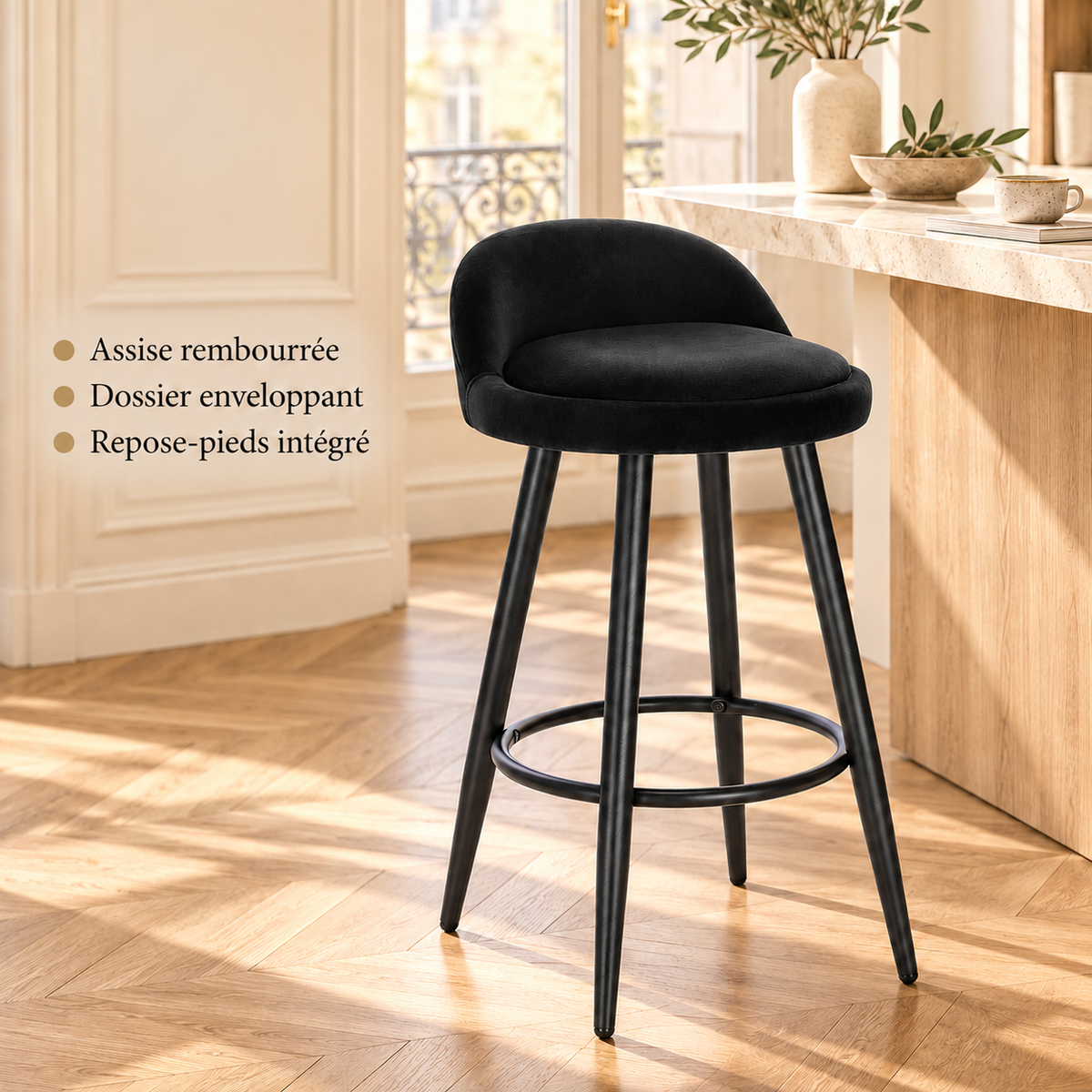 Tabouret noir avec assise rembourrée, dossier enveloppant et repose-pieds intégré