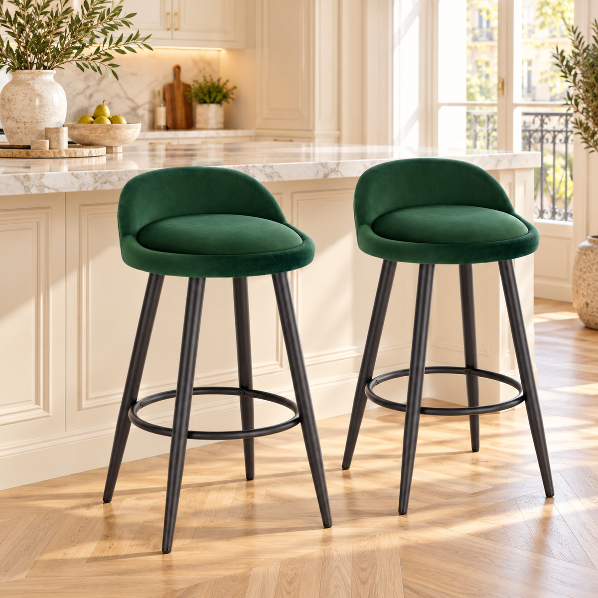 Lot de deux tabourets vert foncé en velours à dossier bas en situation