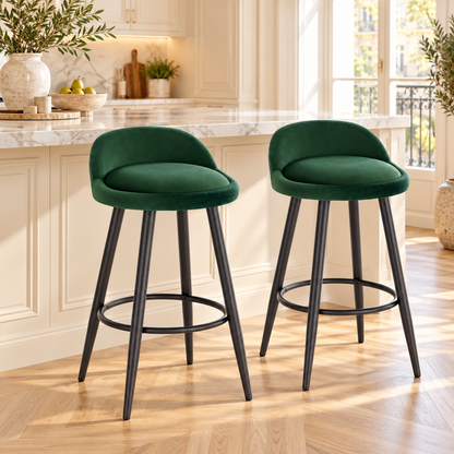 Lot de deux tabourets vert foncé en velours à dossier bas en situation
