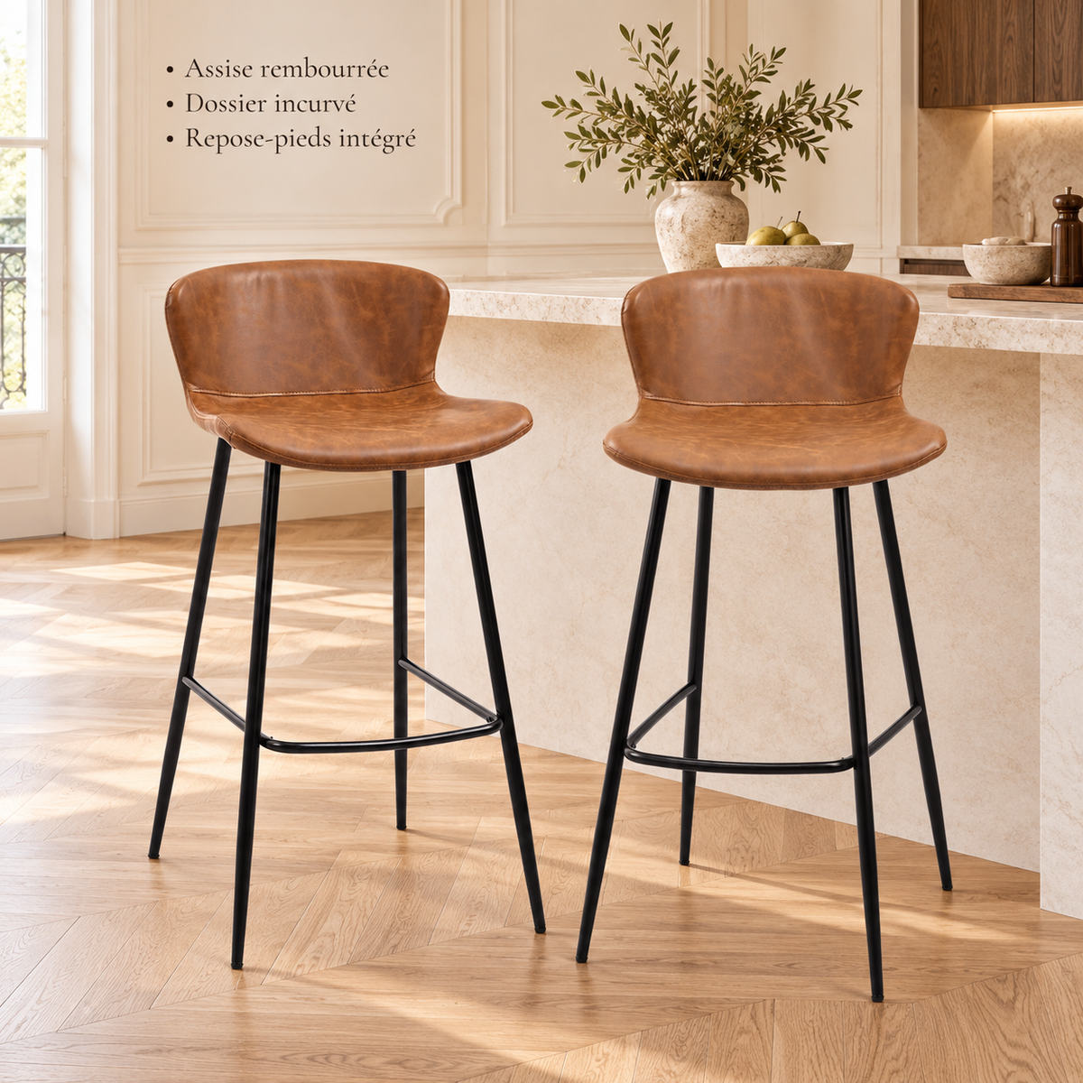 Tabourets chocolat en cuisine avec trois avantages : assise rembourrée, dossier incurvé et repose-pieds intégré.
