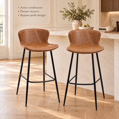 Tabourets chocolat en cuisine avec trois avantages : assise rembourrée, dossier incurvé et repose-pieds intégré.