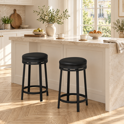 Deux tabourets noirs à quatre pieds dans une cuisine chaleureuse