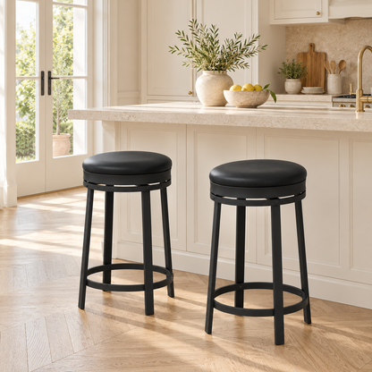Lot de deux tabourets noirs à assise ronde devant un îlot lumineux